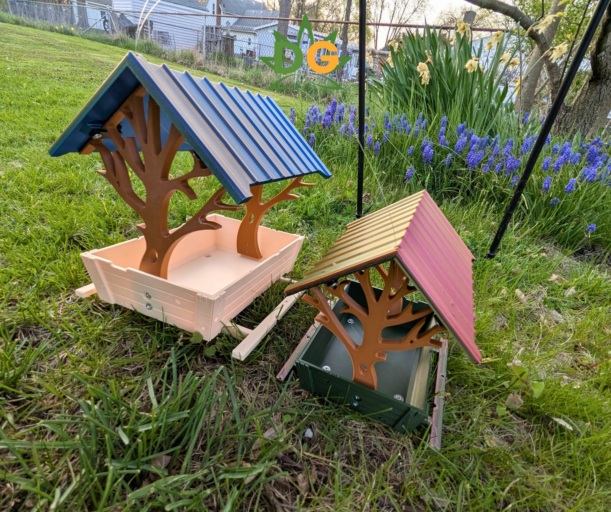 Countryside Bird Feeder with Color Changing Roof | Decorative Outdoor Wildlife Accessory & Garden Decor