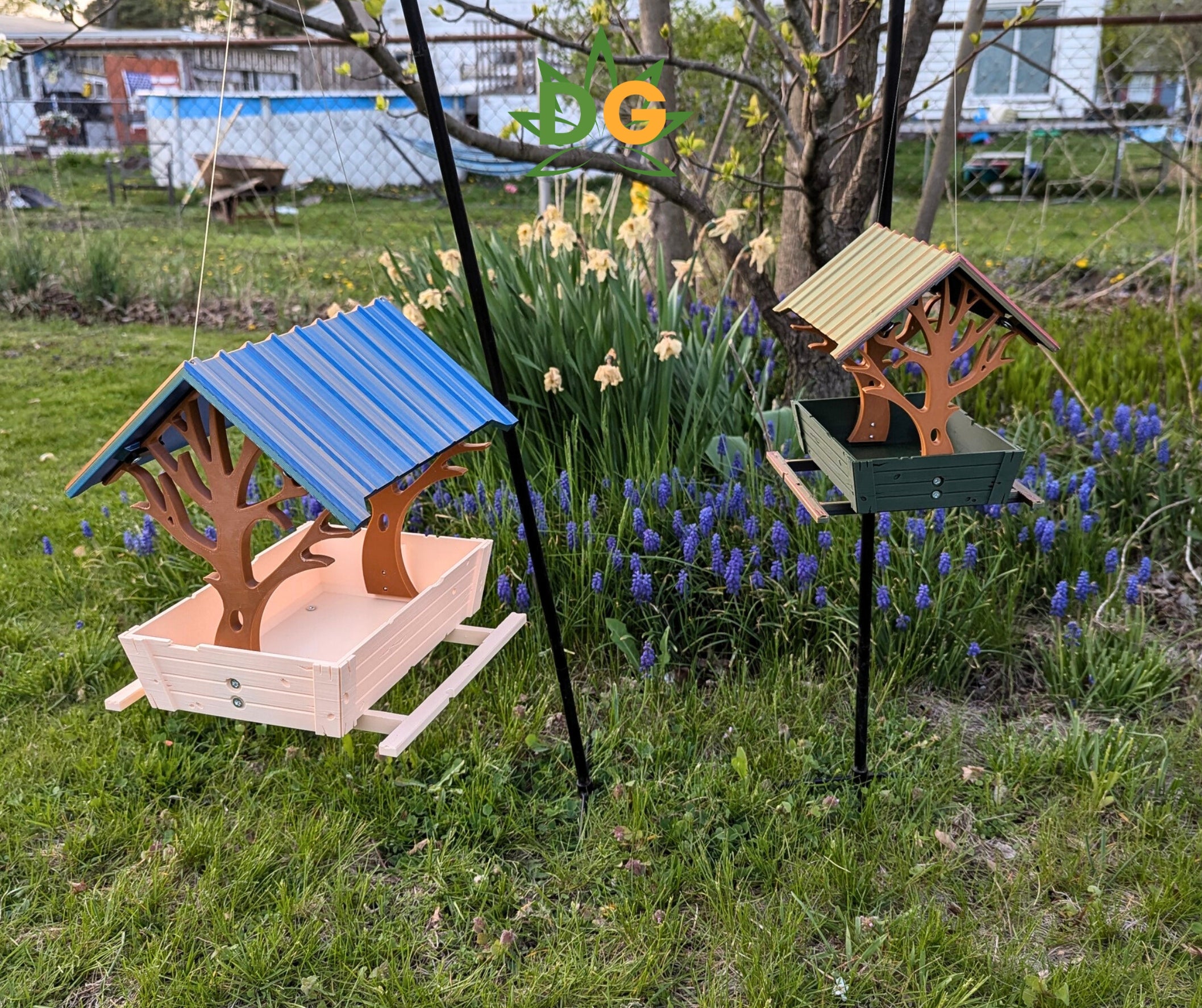 Countryside Bird Feeder with Color Changing Roof | Decorative Outdoor Wildlife Accessory & Garden Decor