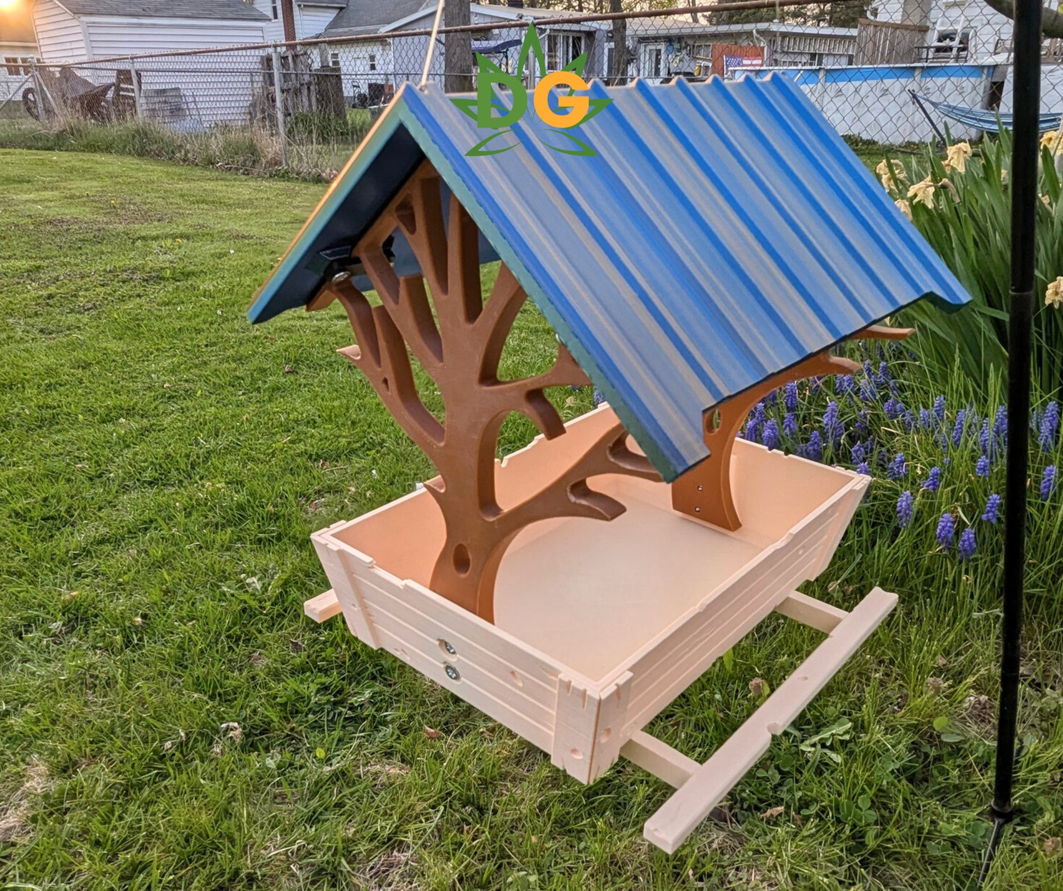 Countryside Bird Feeder with Color Changing Roof | Decorative Outdoor Wildlife Accessory & Garden Decor