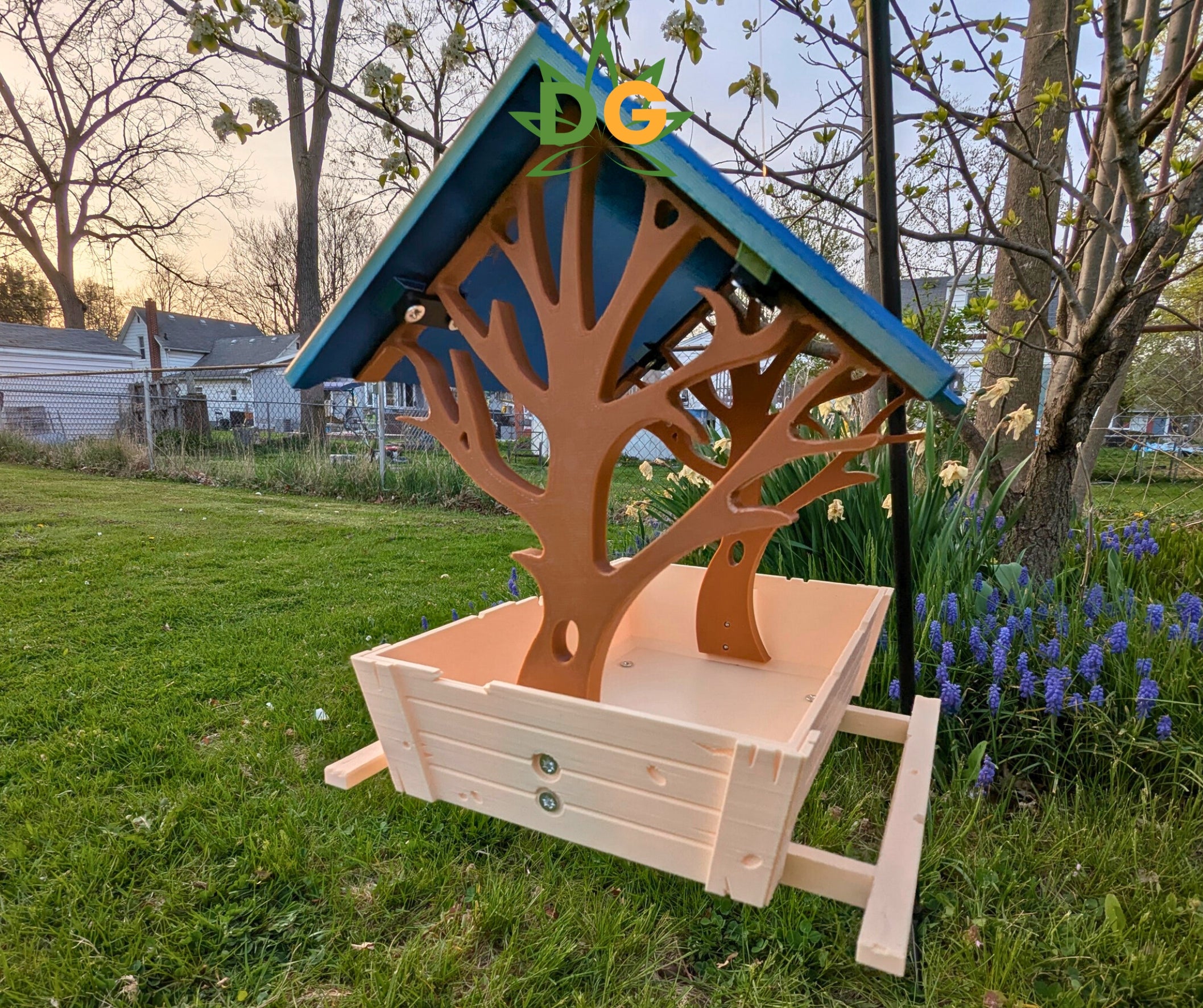 Countryside Bird Feeder with Color Changing Roof | Decorative Outdoor Wildlife Accessory & Garden Decor