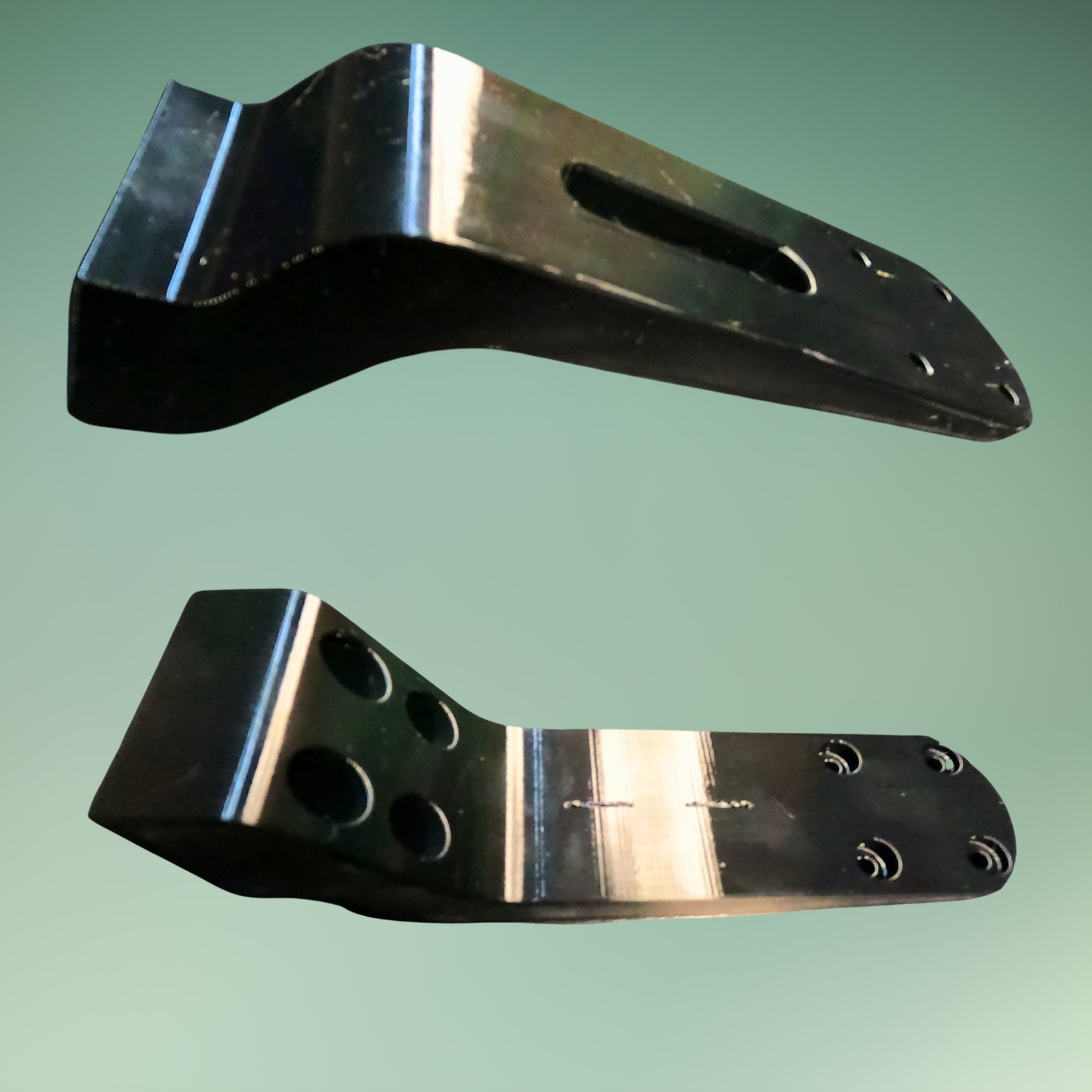 A Charming Hobbit Birdhouse Retreat for Your Feathered Friends - Observe Them Closely with Your Blink Camera!